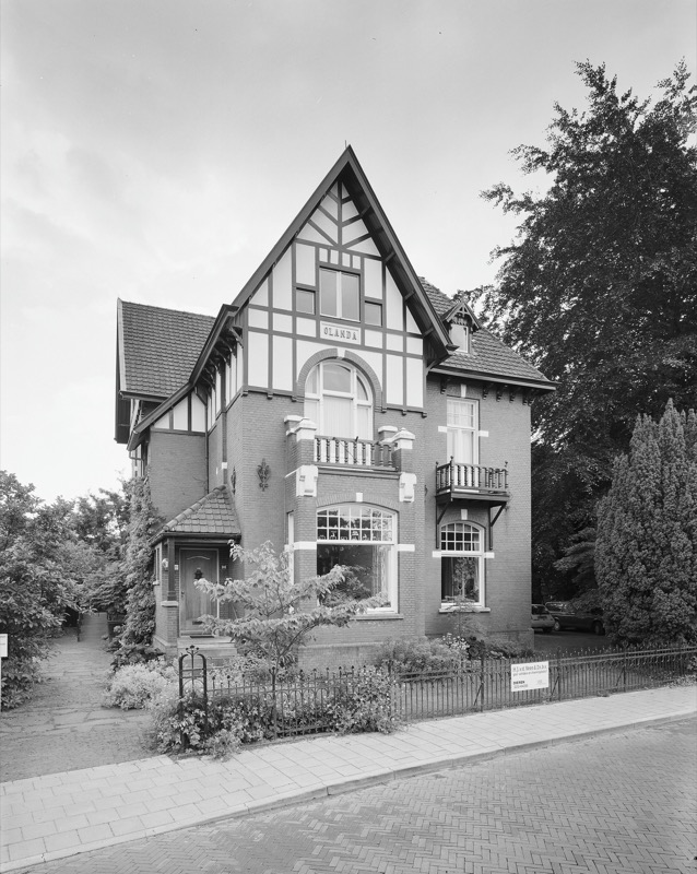 Historische voorgevel van Villa Olanda in Dieren